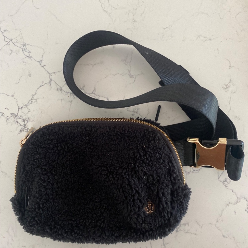 Lululemon black everywhere belt bag - Picture 6 of 6